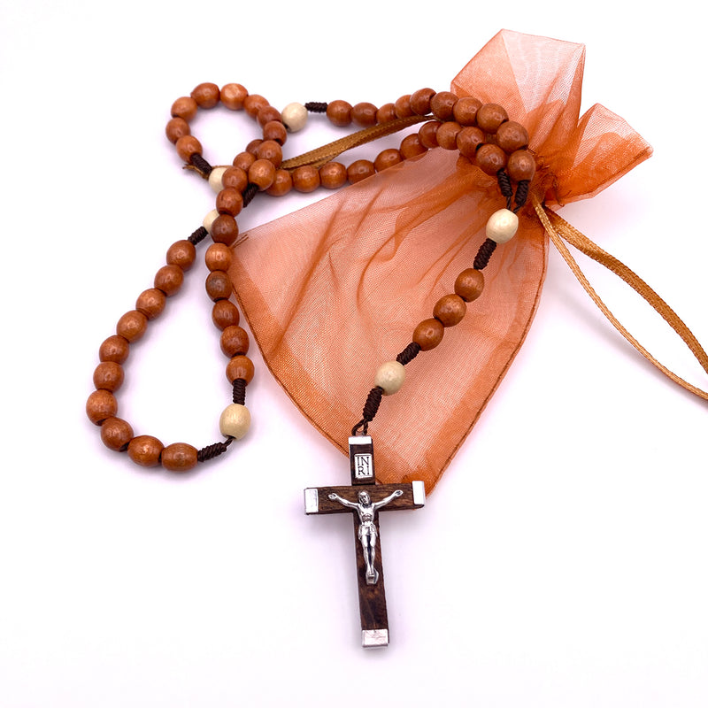 Holz Rosenkranz Rosenkranzkette, Gebetskette Dekorosenkranz, Holzrosenkranz zur Dekoration, braun haselnussbraun helle zwischenperlen kruzifix geknüpfter geschenk mann männer bischof pfarrer männerrosenkranz firmung konfirmation junge bub ovale holzperlen 