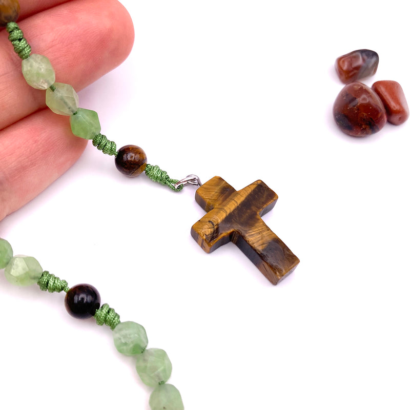 grüner Rosenkranz handgeknüpft in österreich edelsteinkreuz edelsteinrosenkranz edelstein edelsteinperlen peridot gebetskette rosenkranzkette katholisches geschenk für jungen buben männer zur taufe erstkommunion firmung konfirmation kommunionsrosenkranz rosenkranz junge bub mann konfirmation firmung geschenk tigerauge kreuz  kruzifix kleine kreuzchen als zwischenperle unikat desgin braun tigerauge