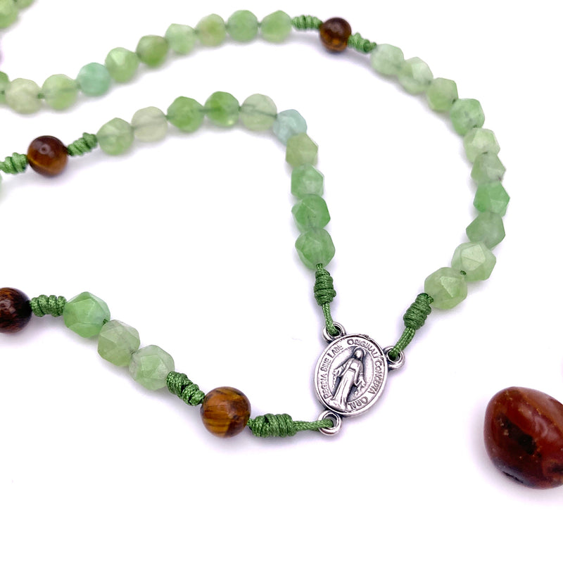 grüner Rosenkranz handgeknüpft in österreich edelsteinkreuz edelsteinrosenkranz edelstein edelsteinperlen peridot gebetskette rosenkranzkette katholisches geschenk für jungen buben männer zur taufe erstkommunion firmung konfirmation kommunionsrosenkranz rosenkranz junge bub mann konfirmation firmung geschenk tigerauge kreuz  kruzifix kleine kreuzchen als zwischenperle unikat desgin braun tigerauge