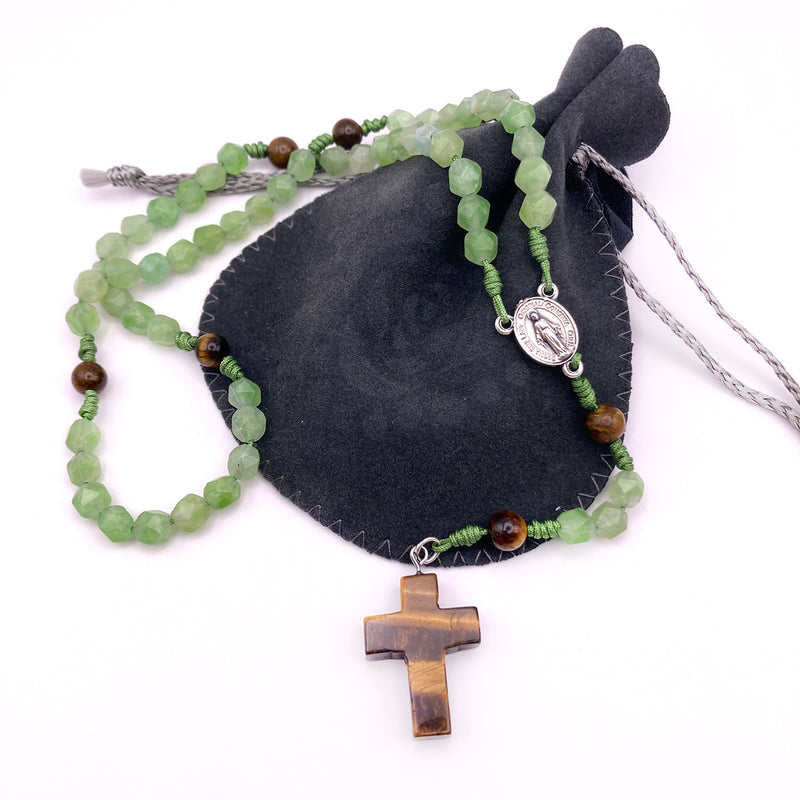 grüner Rosenkranz handgeknüpft in österreich edelsteinkreuz edelsteinrosenkranz edelstein edelsteinperlen peridot gebetskette rosenkranzkette katholisches geschenk für jungen buben männer zur taufe erstkommunion firmung konfirmation kommunionsrosenkranz rosenkranz junge bub mann konfirmation firmung geschenk tigerauge kreuz  kruzifix kleine kreuzchen als zwischenperle unikat desgin braun tigerauge