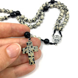 Design Unikat Rosenkranz schwarz weiß heiliger Geist gepunktet Edelsteinperlen Edelstein Dalmatiner Jaspis Geschenk Pfarrer Bischof weihrosenkranz geweiht geschenk konfirmation Junge geschenk firmung Bub Mann männerrosenkranz 
