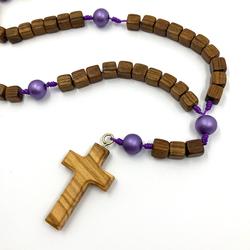 Design-Unikat: Birnenholz-Rosenkranz, violette Zwischenperlen