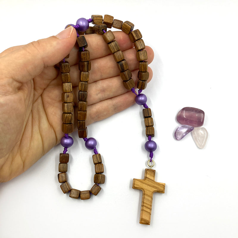 Design-Unikat: Birnenholz-Rosenkranz, violette Zwischenperlen