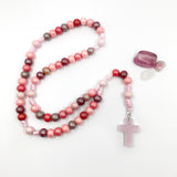 Design-Rosenkranz, Unikat, besonderer Kommunionsrosenkranz, individuell, handgeknüpft, geknüpft, Individueller Rosenkranz für Frauen, Mädchen, Geschenk zur Firmung, Erstkommunion, Taufe,  Rosenkranz, Holzrosenkranz, Kommunionsrosenkranz, Kinderrosenkranz, Autorosenkranz, Geschenk Konfirmation, rosa Holzrosenkranz, bunte Perlen, Mädchen, rosa, pink, Kreuz rosa