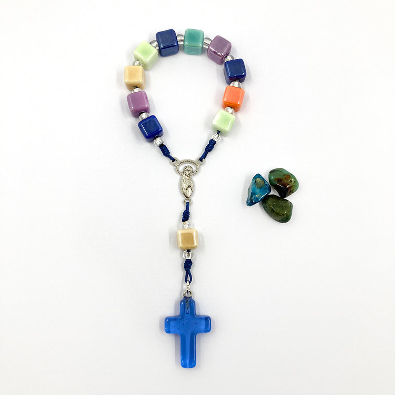 kleiner Design-Rosenkranz, Unikat, besonderer Rosenkranz für Jungen, Männerrosenkranz, Mädchen als Geschenk zur Konfirmation, Firmung, Erstkommunion, Kommunion, Taufe, Taufgeschenk, individuell, handgeknüpft, Unikat, geknüpft, Individueller Rosenkranz für Jungen, Männer, Geschenk zur Firmung, Rosenkranzkette, Keramikperlen, Keramikrosenkranz, Keramik, Geschenk Konfirmation Jungen, Jugendweihe, blau, bunt, kurzer, Zehner Rosenkranz, klein, kurz, grün, rot, orange, blau, dunkelblau