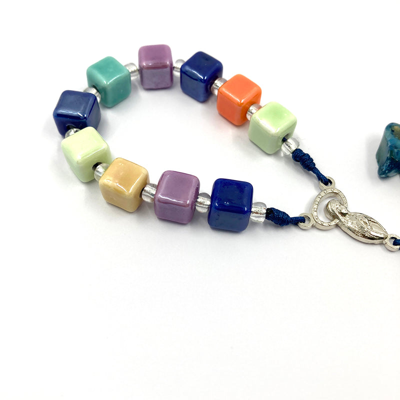 kleiner Design-Rosenkranz, Unikat, besonderer Rosenkranz für Jungen, Männerrosenkranz, Mädchen als Geschenk zur Konfirmation, Firmung, Erstkommunion, Kommunion, Taufe, Taufgeschenk, individuell, handgeknüpft, Unikat, geknüpft, Individueller Rosenkranz für Jungen, Männer, Geschenk zur Firmung, Rosenkranzkette, Keramikperlen, Keramikrosenkranz, Keramik, Geschenk Konfirmation Jungen, Jugendweihe, blau, bunt, kurzer, Zehner Rosenkranz, klein, kurz, grün, rot, orange, blau, dunkelblau