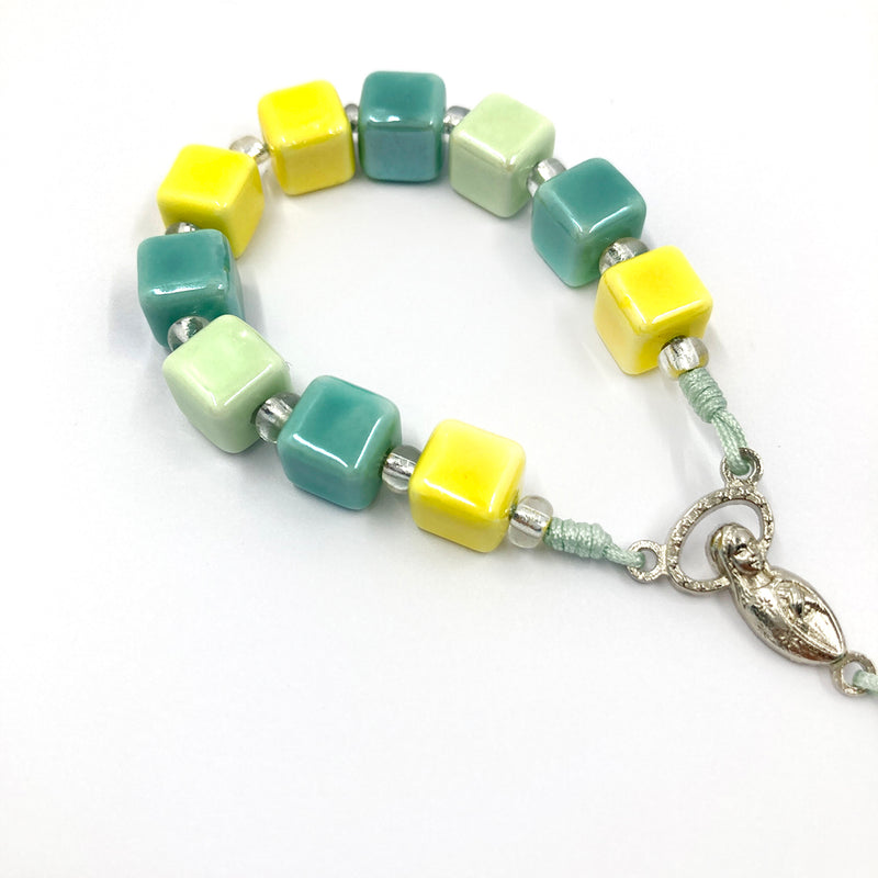 kleiner Design-Rosenkranz, Unikat, besonderer Rosenkranz für Jungen, Männerrosenkranz, Mädchen als Geschenk zur Konfirmation, Firmung, Erstkommunion, Kommunion, Taufe, Taufgeschenk, individuell, handgeknüpft, Unikat, geknüpft, Individueller Rosenkranz für Jungen, Männer, Geschenk zur Firmung, Rosenkranzkette, Keramikperlen, Keramikrosenkranz, Keramik, Geschenk Konfirmation Jungen, Jugendweihe, blau, bunt, kurzer, Zehner Rosenkranz, klein, kurz, grün, türkis, blau, hellblau, gelb,