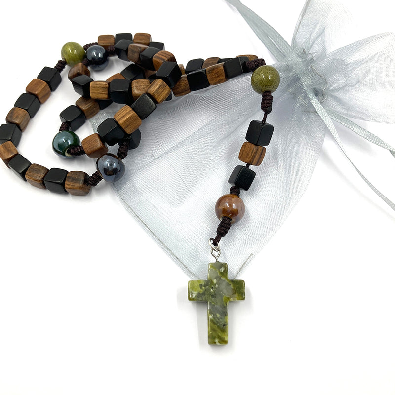 Design-Unikat: Rosenkranz Ebenholz-/Birnenholz-Perlen, Edelsteinkreuz