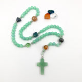 Design-Unikat: Rosenkranz Grün, bunte Zwischenperlen, Edelstein-Kreuz