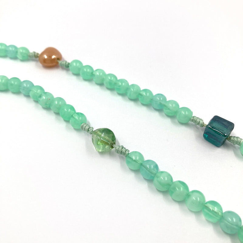 Design-Unikat: Rosenkranz Grün, bunte Zwischenperlen, Edelstein-Kreuz