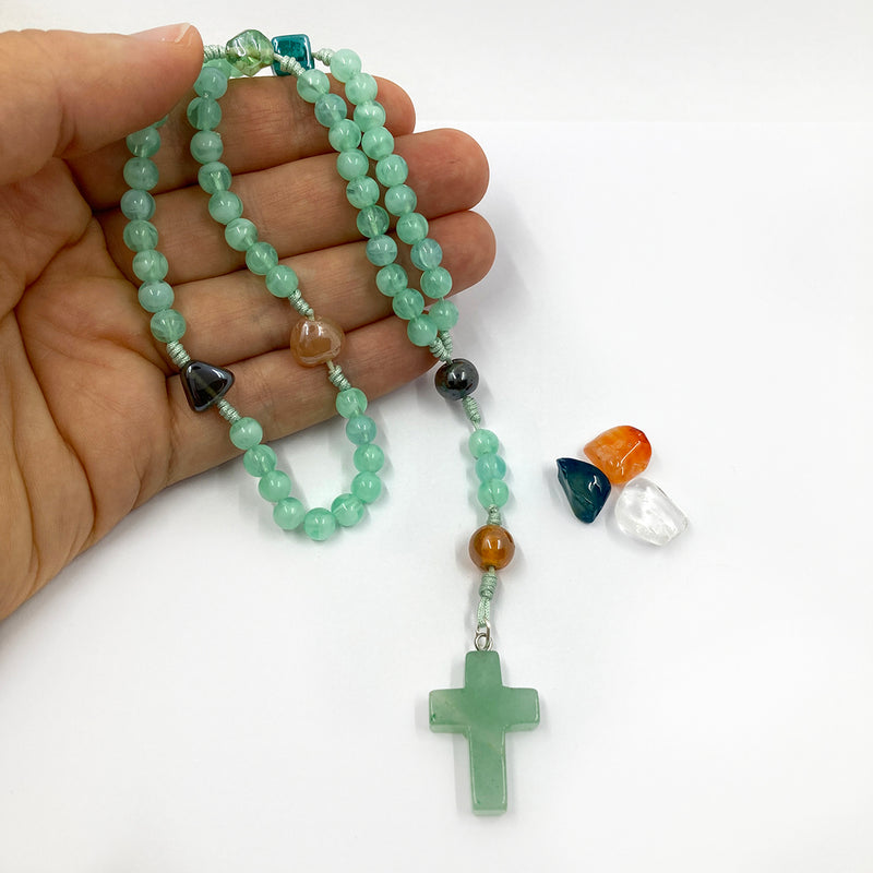 Design-Unikat: Rosenkranz Grün, bunte Zwischenperlen, Edelstein-Kreuz