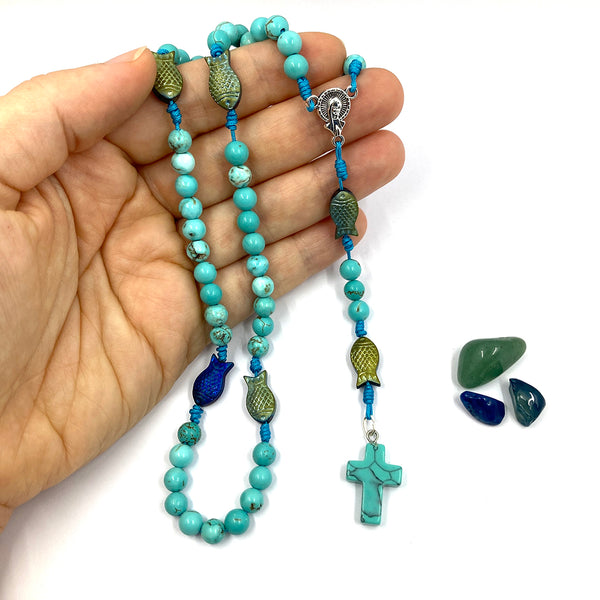 Design Rosenkranz Unikat individuell geknüpft handgeknüpft Edelstein Edelsteinrosenkranz Perlen Türkis Edelsteinkreuz türkis blau hellblau dunkelblau Geschenk Bub Junge Mann Konfirmation Firmung Erstkommunion Kommunion Fisch Fischperlen Zwischenperlen 6 mm Autorosenkranz Rosenkranz Jugendweihe Katholisch christlich 