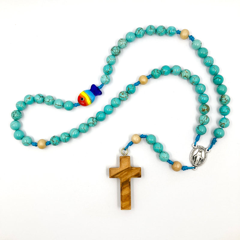 Design Rosenkranz Unikat individuell geknüpft handgeknüpft Edelstein Edelsteinrosenkranz Perlen Türkis Edelsteinkreuz türkis blau hellblau dunkelblau Geschenk Bub Junge Mann Konfirmation Firmung Erstkommunion Kommunion Fisch Fischperlen Zwischenperlen 6 mm Autorosenkranz Rosenkranz Jugendweihe Katholisch christlich Olivenholzkreuz Olivenholz bunt