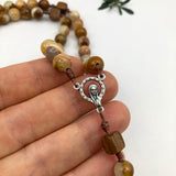 Handgefertigter Rosenkranz aus Bambus-Achat und Birnenholz braun beige Zwischenperlen Geschenk Pfarrer Priester Priesterweihe Junge Mann Opa Kommunion ERstkommunion Firmung Konfirmation