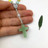 kleiner kurzer handgefertigt zehner Design-Rosenkranz Unikat besonderer Rosenkranz für Jungen Mädchen geschlechtsneutral rosa grün gelb blau als Geschenk zur Konfirmation Firmung Erstkommunion Kommunion christliches katholischen Taufe Taufgeschenk individuell handgeknüpft geknüpft Geschenk zur Firmung Rosenkranzkette Geschenk Jugendweihe gelb  blau Glasperlen