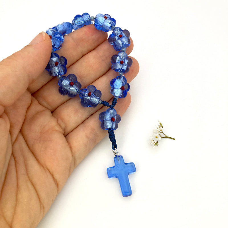 kleiner Design-Rosenkranz Unikat, besonderer Rosenkranz für Mädchen Mädchen als Geschenk zur Taufe, Taufrosenrkanz Erstkommunion, Kommunion, Taufe, Taufgeschenk, individuell, handgeknüpft, Unikat, geknüpft, Individueller Rosenkranz für Jungen Kinderrosenkranz Bub Geschenk für Mä zur Firmung Konfirmation Glasrosenkranz außergewöhnlich blumenrosenkranz Geschenk Konfirmation Jungen, Jugendweihe, blau, bunt, kurzer, Zehner Rosenkranz, klein kurz blaue blumen blumenperlen dunkelblau blau
