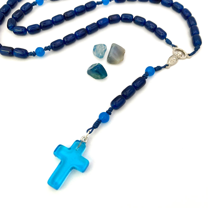 Autorosenkranz  fürs Auto Rückspiegel blauer Rosenkranz handgeknüpft in österreich edelsteinkreuz glasperlen glasrosenkranz gebetskette rosenkranzkette katholisches geschenk für jungen buben männer zur taufe erstkommunion firmung konfirmation kommunionsrosenkranz dunkelblau türkis blau