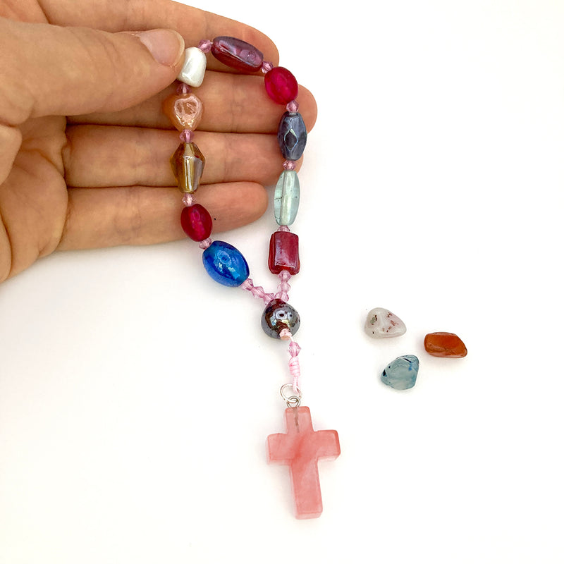 Design-Rosenkranz Unikat  besonderer Kommunionsrosenkranz  individuell personalisiert handgeknüpft  geknüpft Individueller Rosenkranz für Frauen Mädchen  Geschenk zur Firmung, Erstkommunion  Taufe  Rosenkranz Geschenk Konfirmation Mädchen  lila, violett bunt Glasperlen taufrosenkranz Mädchen rosa pink  rot