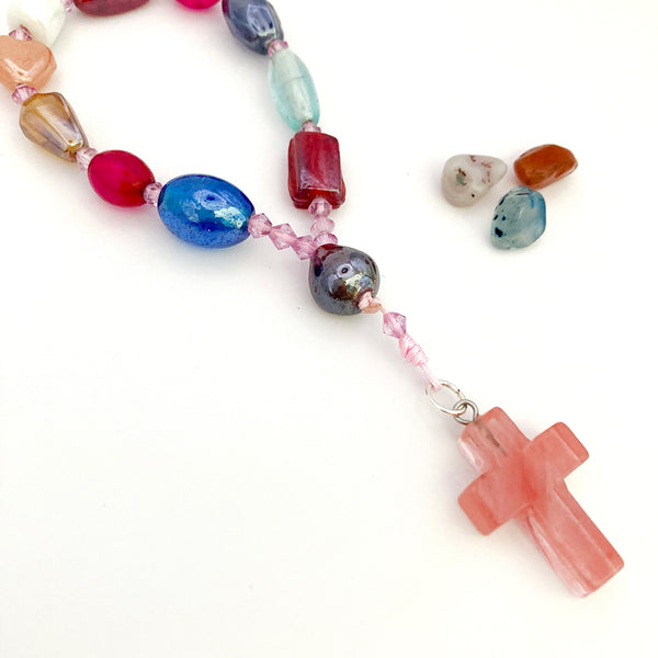 Design-Rosenkranz Unikat  besonderer Kommunionsrosenkranz  individuell personalisiert handgeknüpft  geknüpft Individueller Rosenkranz für Frauen Mädchen  Geschenk zur Firmung, Erstkommunion  Taufe  Rosenkranz Geschenk Konfirmation Mädchen  lila, violett bunt Glasperlen taufrosenkranz Mädchen rosa pink  rot