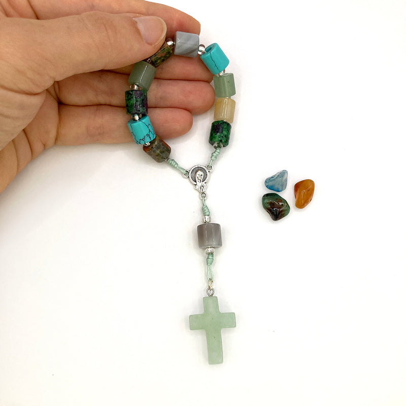 Design-Rosenkranz Unikat besonderer Rosenkranz für Jungen Konfirmation Firmung individuell  Taufe Taufgeschenk Kommunion Erstkommunion Geschenk handgeknüpft Unikat geknüpft Individueller Rosenkranz für Jungen Männer Geschenk zur Firmung Rosenkranzkette bunt grün blau personalisiert Edelsteinperlen Edelsteinrosenkranz, Geschenk Konfirmation Jungen Jugendweihe blau,bunt kurzer Zehner Rosenkranz klein kurz bunt grün aventurin