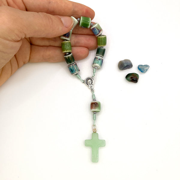 kleriner Design-Rosenkranz, Unikat, besonderer Rosenkranz für Jungen, Mädchen als Geschenk zur Konfirmation, Firmung, Erstkommunion, Kommunion, Taufe, Taufgeschenk, individuell, handgeknüpft, Unikat, geknüpft, Individueller Rosenkranz für Jungen, Männer, Geschenk zur Firmung, Rosenkranzkette schwarz, Edelsteine, Edelsteinrosenkranz, Edelsteinperlen, Geschenk Konfirmation Jungen, Jugendweihe, blau, bunt, kurzer, Zehner Rosenkranz, klein, kurz, grün, sodalith, blau