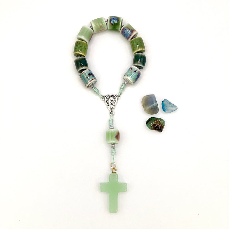 kleriner Design-Rosenkranz, Unikat, besonderer Rosenkranz für Jungen, Mädchen als Geschenk zur Konfirmation, Firmung, Erstkommunion, Kommunion, Taufe, Taufgeschenk, individuell, handgeknüpft, Unikat, geknüpft, Individueller Rosenkranz für Jungen, Männer, Geschenk zur Firmung, Rosenkranzkette schwarz, Edelsteine, Edelsteinrosenkranz, Edelsteinperlen, Geschenk Konfirmation Jungen, Jugendweihe, blau, bunt, kurzer, Zehner Rosenkranz, klein, kurz, grün, sodalith, blau