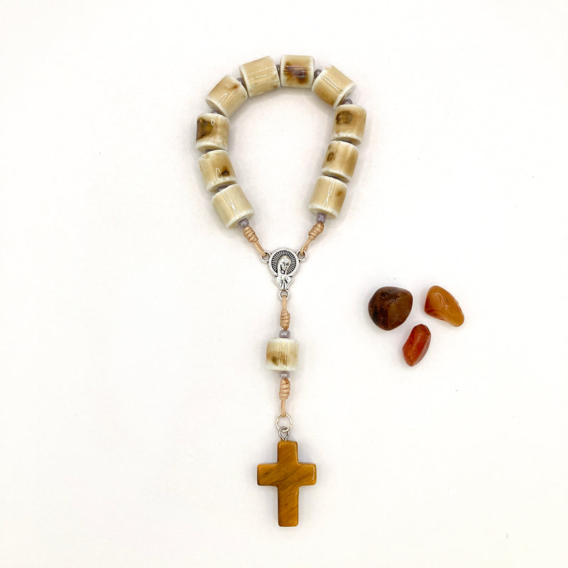 kleiner Design-Rosenkranz Unikat besonderer Rosenkranz für Jungen Mädchen als Geschenk zur Konfirmation Firmung Erstkommunion Kommunion Taufe Taufgeschenk individuell handgeknüpft geknüpft Rosenkranz für Jungen Männer Geschenk zur Firmung, Rosenkranzkette Edelsteine Edelsteinrosenkranz, Edelsteinperlen Geschenk Konfirmation Jungen Jugendweihe kurzer Zehner Rosenkranz klein kurz beige braun Edelsteinkreuz Keramikperlen Keramikrosenkranz tigerauge