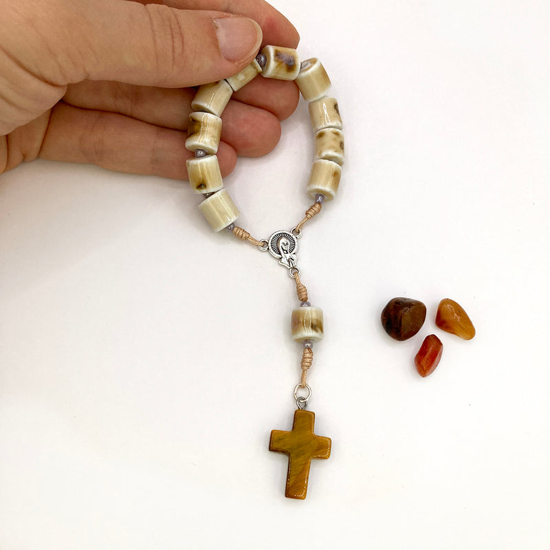 kleiner Design-Rosenkranz Unikat besonderer Rosenkranz für Jungen Mädchen als Geschenk zur Konfirmation Firmung Erstkommunion Kommunion Taufe Taufgeschenk individuell handgeknüpft geknüpft Rosenkranz für Jungen Männer Geschenk zur Firmung, Rosenkranzkette Edelsteine Edelsteinrosenkranz, Edelsteinperlen Geschenk Konfirmation Jungen Jugendweihe kurzer Zehner Rosenkranz klein kurz beige braun Edelsteinkreuz Keramikperlen Keramikrosenkranz tigerauge