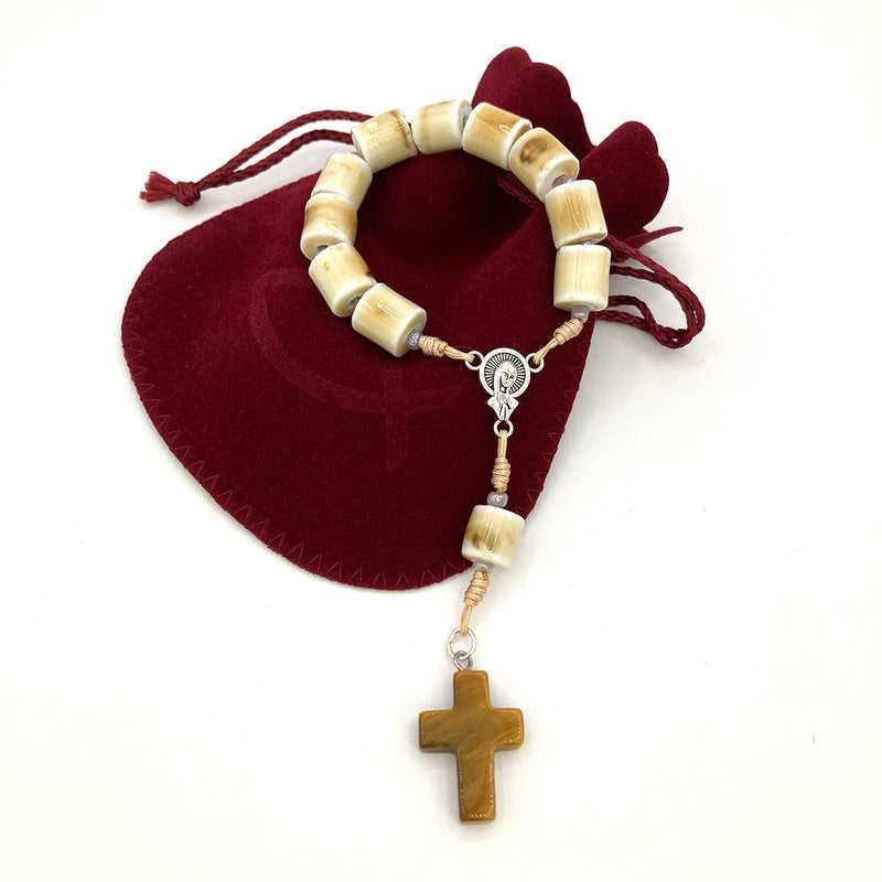 kleiner Design-Rosenkranz Unikat besonderer Rosenkranz für Jungen Mädchen als Geschenk zur Konfirmation Firmung Erstkommunion Kommunion Taufe Taufgeschenk individuell handgeknüpft geknüpft Rosenkranz für Jungen Männer Geschenk zur Firmung, Rosenkranzkette Edelsteine Edelsteinrosenkranz, Edelsteinperlen Geschenk Konfirmation Jungen Jugendweihe kurzer Zehner Rosenkranz klein kurz beige braun Edelsteinkreuz Keramikperlen Keramikrosenkranz tigerauge
