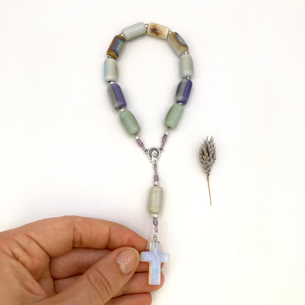Design-Rosenkranz Unikat  besonderer Kommunionsrosenkranz  individuell personalisiert handgeknüpft  geknüpft Individueller Rosenkranz für Frauen Mädchen  Geschenk zur Firmung Kommunion Taufgeschenk kurzer Zehner Rosenkranz Keramikperlen, Edelsteinkreuz Mondstein Erstkommunion  Taufe  Rosenkranz Geschenk Konfirmation Mädchen  lila violett bunt Glasperlen taufrosenkranz Mädchen rosa pink pastellfarben pastell 