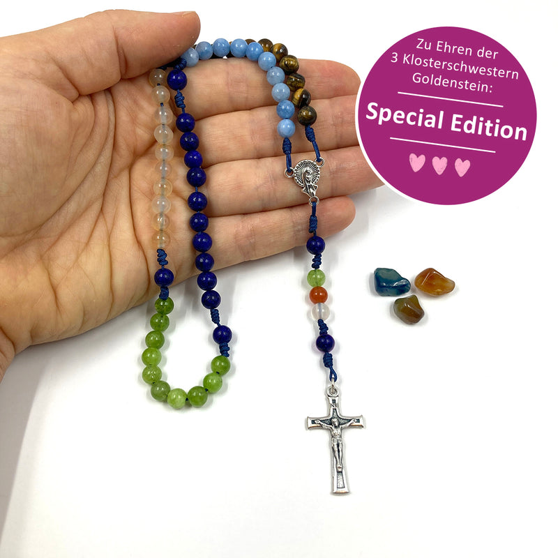 Edelstein Rosenkranz individualisierbar Namen Namensperlen Namensrosenkranz Rosenkranz mit Name Lapislazuli personalisierbar personalisiert Nonnen Goldenstein Klosterschwestern Salzburg Kämpferinnen Gerechtigkeit drei schwestern Goldenstein Peridot tigerauge Amethyst Aquamarin Karneol Special Edition 
