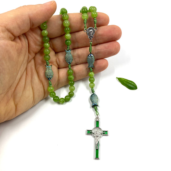 Design Rosenkranz Unikat individuell geknüpft handgeknüpft Edelstein Edelsteinrosenkranz Perlen Peridot grün Edelsteinkreuz Geschenk Bub Junge Mann Konfirmation Firmung Erstkommunion Kommunion Fisch Fischperlen Zwischenperlen 6 mm Autorosenkranz Rosenkranz Jugendweihe Katholisch christlich 