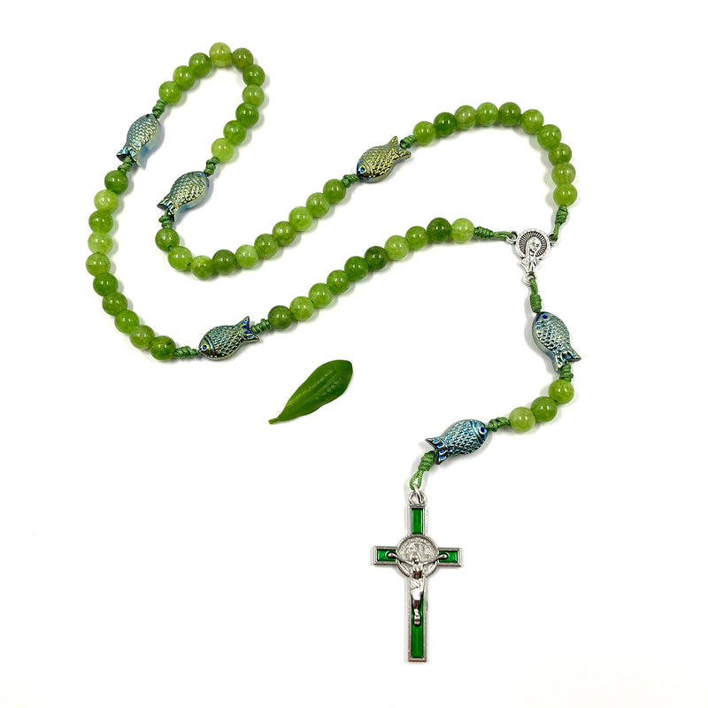 Design Rosenkranz Unikat individuell geknüpft handgeknüpft Edelstein Edelsteinrosenkranz Perlen Peridot grün Edelsteinkreuz Geschenk Bub Junge Mann Konfirmation Firmung Erstkommunion Kommunion Fisch Fischperlen Zwischenperlen 6 mm Autorosenkranz Rosenkranz Jugendweihe Katholisch christlich 