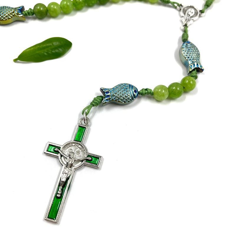 Design Rosenkranz Unikat individuell geknüpft handgeknüpft Edelstein Edelsteinrosenkranz Perlen Peridot grün Edelsteinkreuz Geschenk Bub Junge Mann Konfirmation Firmung Erstkommunion Kommunion Fisch Fischperlen Zwischenperlen 6 mm Autorosenkranz Rosenkranz Jugendweihe Katholisch christlich 