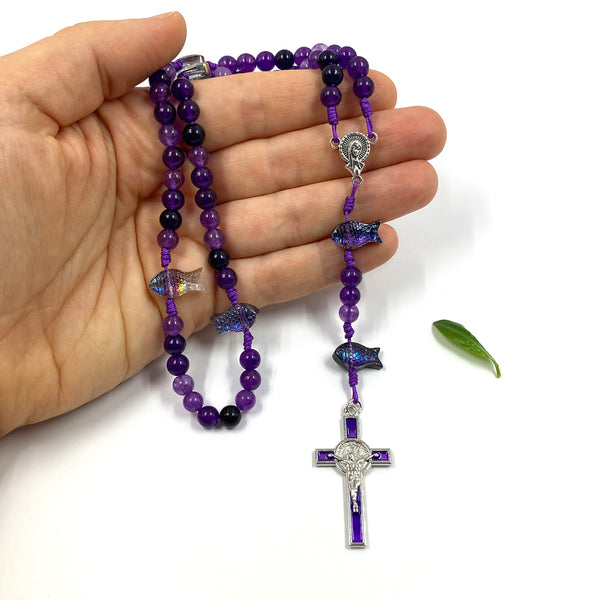 Design Rosenkranz Unikat individuell geknüpft handgeknüpft Edelstein Edelsteinrosenkranz Perlen lila violett Amethyst Edelsteinkreuz Geschenk Mädchen Konfirmation Firmung Erstkommunion Kommunion Fisch Fischperlen Zwischenperlen 6 mm Autorosenkranz Rosenkranz Jugendweihe Katholisch christlich 