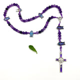 Design Rosenkranz Unikat individuell geknüpft handgeknüpft Edelstein Edelsteinrosenkranz Perlen lila violett Amethyst Edelsteinkreuz Geschenk Mädchen Konfirmation Firmung Erstkommunion Kommunion Fisch Fischperlen Zwischenperlen 6 mm Autorosenkranz Rosenkranz Jugendweihe Katholisch christlich 