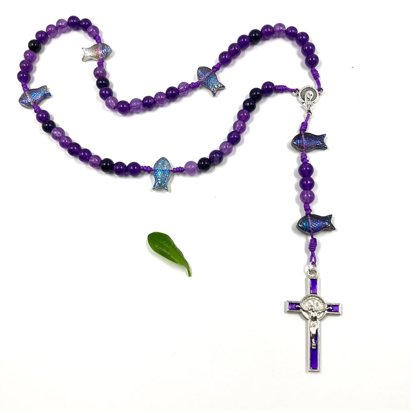Design Rosenkranz Unikat individuell geknüpft handgeknüpft Edelstein Edelsteinrosenkranz Perlen lila violett Amethyst Edelsteinkreuz Geschenk Mädchen Konfirmation Firmung Erstkommunion Kommunion Fisch Fischperlen Zwischenperlen 6 mm Autorosenkranz Rosenkranz Jugendweihe Katholisch christlich 