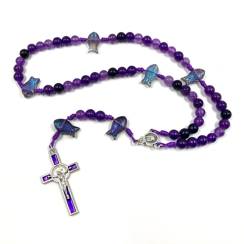 Design Rosenkranz Unikat individuell geknüpft handgeknüpft Edelstein Edelsteinrosenkranz Perlen lila violett Amethyst Edelsteinkreuz Geschenk Mädchen Konfirmation Firmung Erstkommunion Kommunion Fisch Fischperlen Zwischenperlen 6 mm Autorosenkranz Rosenkranz Jugendweihe Katholisch christlich 