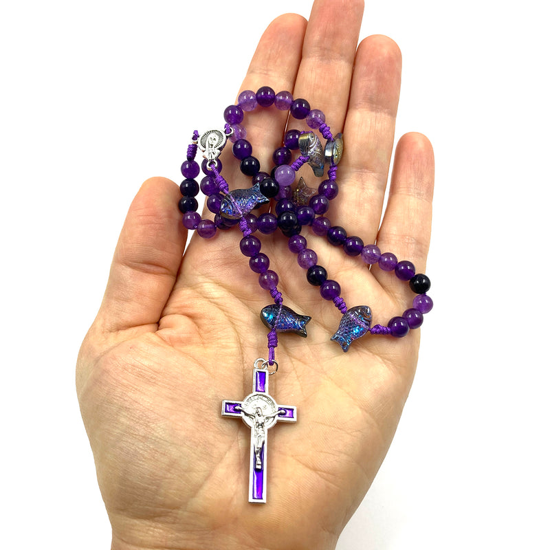 Design Rosenkranz Unikat individuell geknüpft handgeknüpft Edelstein Edelsteinrosenkranz Perlen lila violett Amethyst Edelsteinkreuz Geschenk Mädchen Konfirmation Firmung Erstkommunion Kommunion Fisch Fischperlen Zwischenperlen 6 mm Autorosenkranz Rosenkranz Jugendweihe Katholisch christlich 