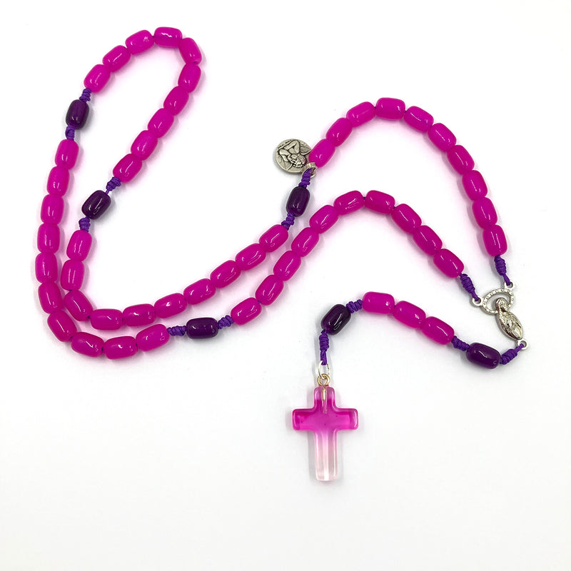 Design-Rosenkranz Unikat handgeknüpft geknüpft Porzellanperlen, Glasperlen Glasrosenkranz Individueller Rosenkranz für Frauen Mädchen Geschenk zur Firmung Erstkommunion Taufe Rosenkranz Geschenk Konfirmation Mädchen lila violett pink Kommunionsgeschenk Kommunionsrosenkranz Erstkommunion Geschenk Firmung Konifrmation Rosenkranzkette