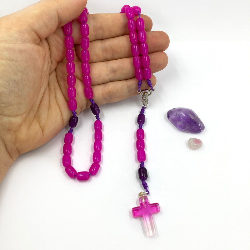 Design-Rosenkranz Unikat handgeknüpft geknüpft Porzellanperlen, Glasperlen Glasrosenkranz Individueller Rosenkranz für Frauen Mädchen Geschenk zur Firmung Erstkommunion Taufe Rosenkranz Geschenk Konfirmation Mädchen lila violett pink Kommunionsgeschenk Kommunionsrosenkranz Erstkommunion Geschenk Firmung Konifrmation Rosenkranzkette