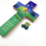 Taufgeschenk Kreuz Holzkreuz schönes Motiv blau grün Kind Sterne Mond Geschenk zur Taufe für Jungen christliches katholisches Taufgeschenk Geschenk zur Geburt Kinderkreuz Wandkreuz 16 cm bunt Spruch du machst mich stark 
