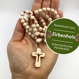 Zirbenholz Rosenkranz Zirbe Nonnen Goldenstein Klosterschwestern Salzburg drei schwestern Zirbe Zirbenholzperlen handgemachter Rosenkranz Österreich handgefertogt handgeknüpft Spende Rosenkranz kaufen Österreich